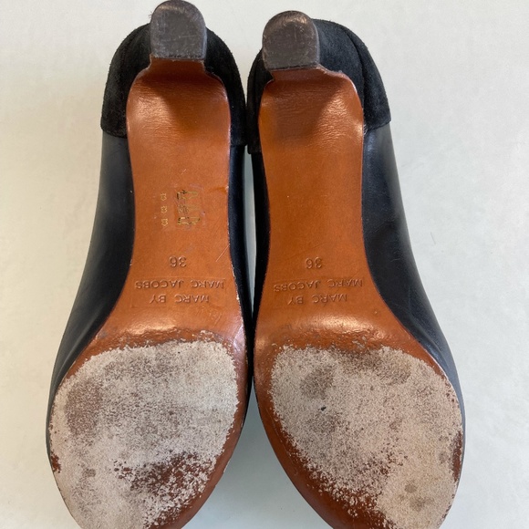 Marc by Marc Jacobs - Leather Suede Heel - Size 6 - Closed Toe - Gold Hardware - Picture 6 of 6